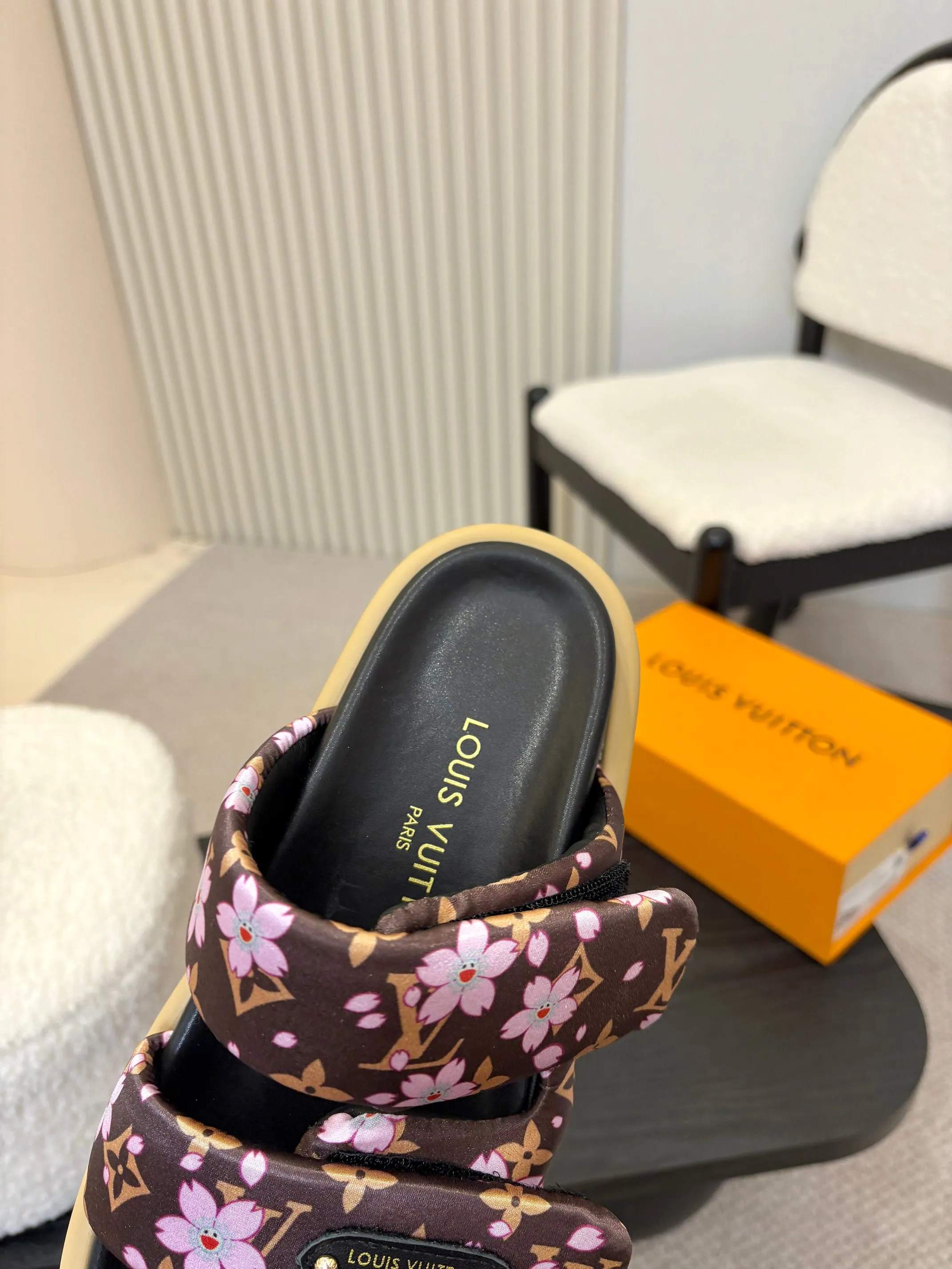 👟👟Ex-factory price 420👟👟 Mimi [lv] The new slippers are hot. They have been selling before taking pictures. You can imagine the popularity. They are still classic old patterns with customized logo buttons. They are very suitable for daily leisure and home. Each of the 3] color options is so beautiful and delicate, noble yet elegant. Highly recommended. New products + show bdetails Standard size: |35-46 Color: black, presbyopia brown, white